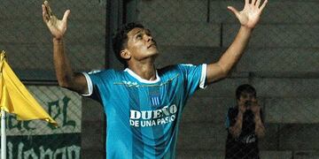 Teo Gutiérrez y un episodio inédito en el fútbol (Foto: Télam).