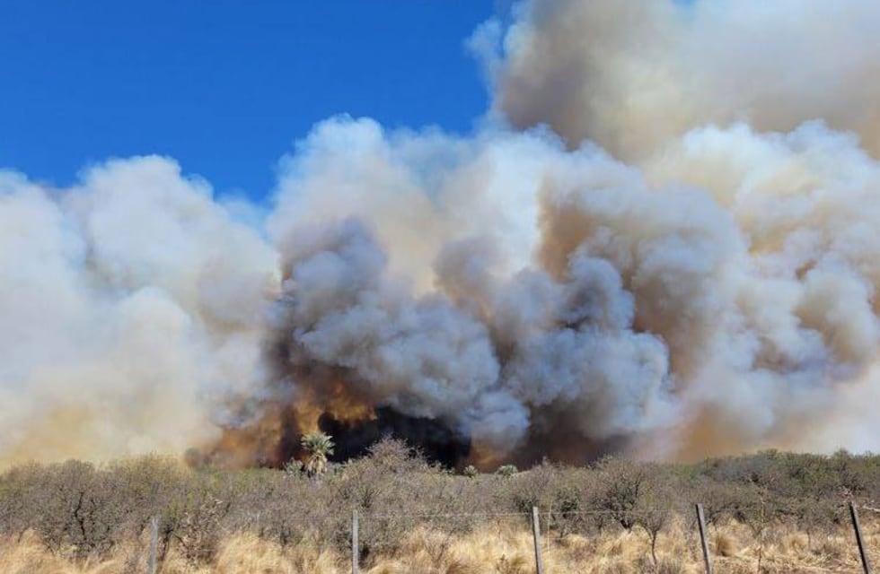Incendios en Córdoba: bomberos intentan contener un foco en San Francisco del Chañar