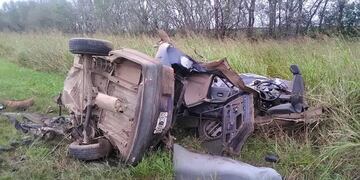 El Renault el que viajaba la victima fatal quedo destruido en su totalidad. (Foto: El Periódico)