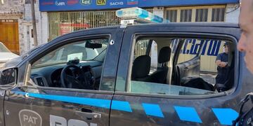 La camioneta de la PAT quedó destrozada luego del tiroteo en pasaje 507 al 1700.