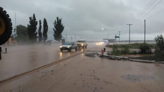 La Ruta 40 quedó cortada por la fuerte correntada que se generó. Violenta tormenta de agua y piedra sacudió el sur mendocino. Gentileza Sitio Andino