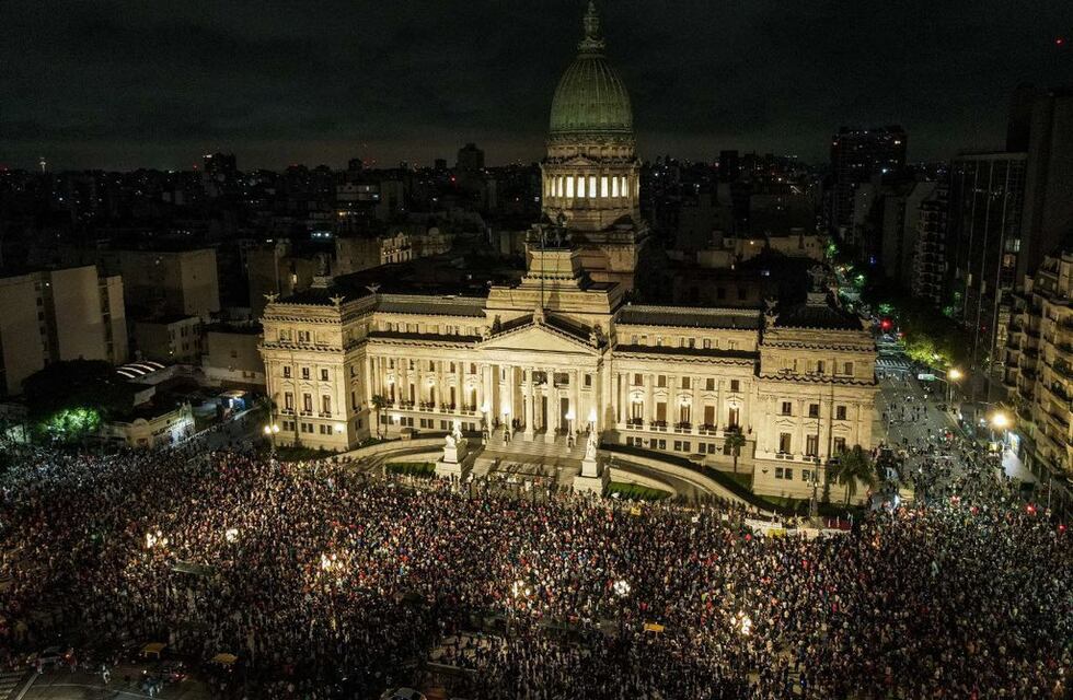 Cacerolazos y gente en las calles: masivo rechazo a los anuncios de Javier Milei