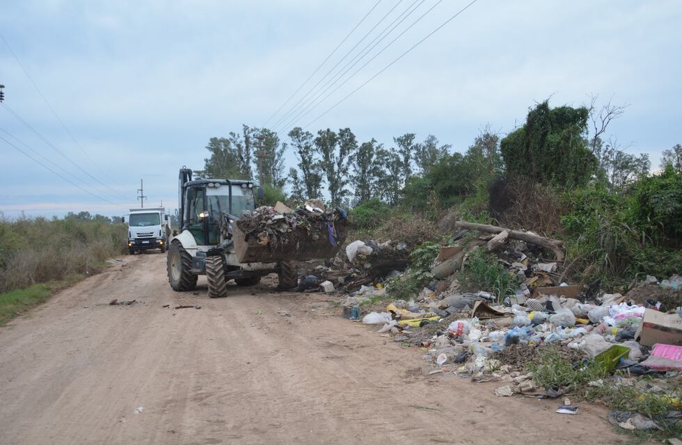 Importantes operativos de limpieza de microbasurales en caminos rurales