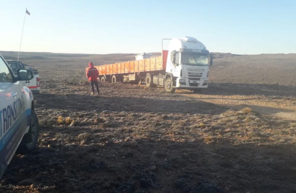 De noche, con frío y pumas merodeando: la historia del camionero que estuvo 15 horas atrapado bajo un camión