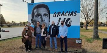 La obra fue realizada por el reconocido artista casildense Gabriel Griffa, quien fue convocado por la Comuna para dejar su impronta en un mural junto al playón deportivo en Hipólito Yrigoyen y la Ruta 33.