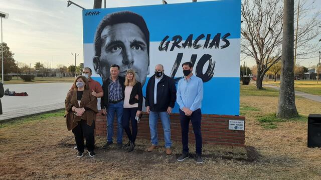 La obra fue realizada por el reconocido artista casildense Gabriel Griffa, quien fue convocado por la Comuna para dejar su impronta en un mural junto al playón deportivo en Hipólito Yrigoyen y la Ruta 33.