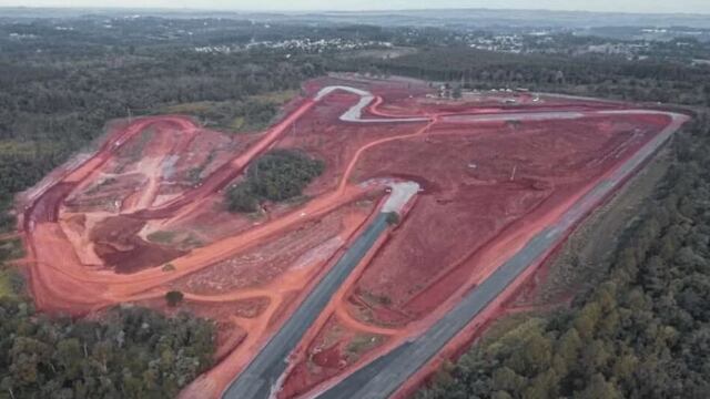 Avanzan a paso firme las obras de asfaltado en el Autódromo “Enrique Seeber” de Eldorado.