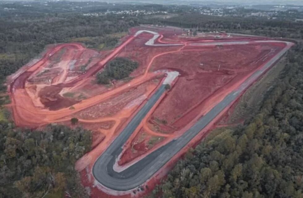 Avanzan a paso firme las obras de asfaltado en el Autódromo “Enrique Seeber” de Eldorado