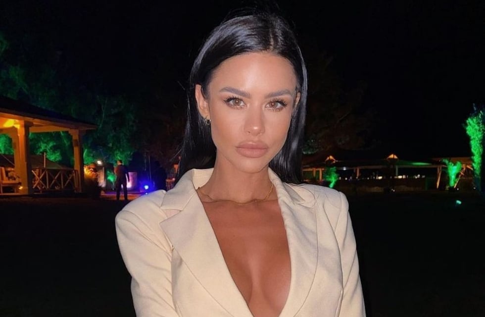 María del Mar Molar encandiló en las redes con un vestido ajustado y espalda descubierta color lima