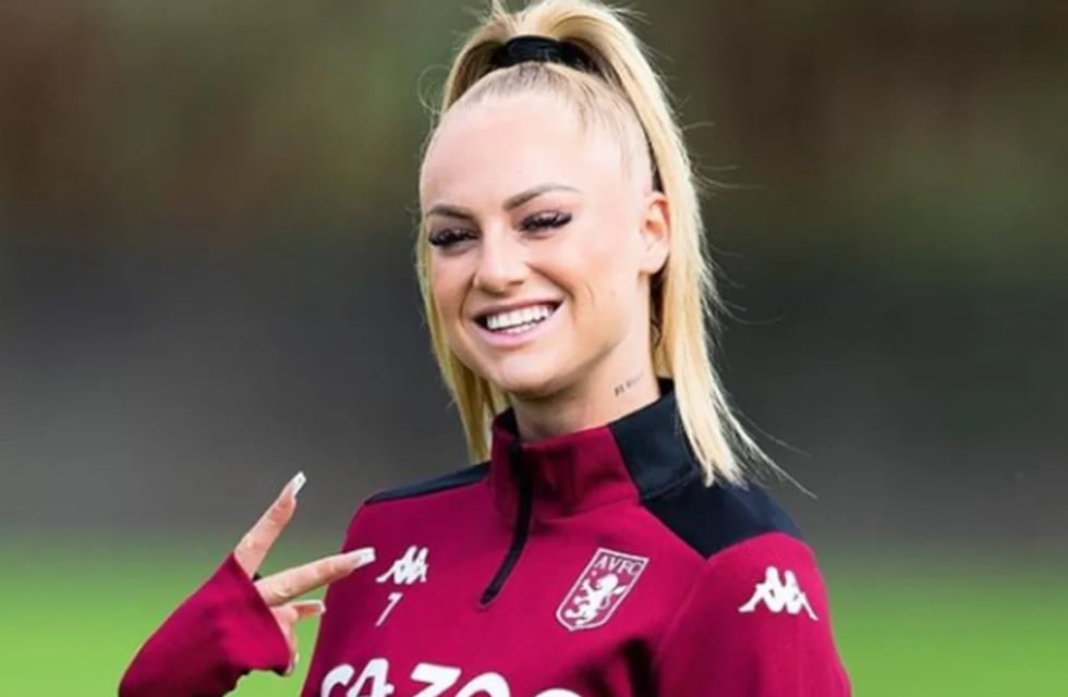 Alisha Lehmann hizo jueguitos al borde de la pileta y deslumbró con una microbikini neón