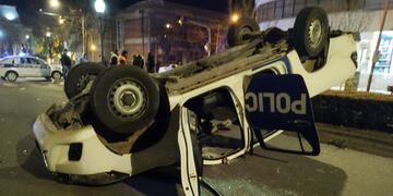 choque y vuelco de un patrullero sobre av. Belgrano y Sarmiento