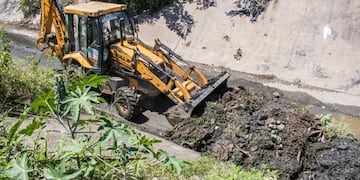 Las tareas se concentran en un tramo estratégico del drenaje urbano y contemplan remoción de residuos acumulados y vegetación.