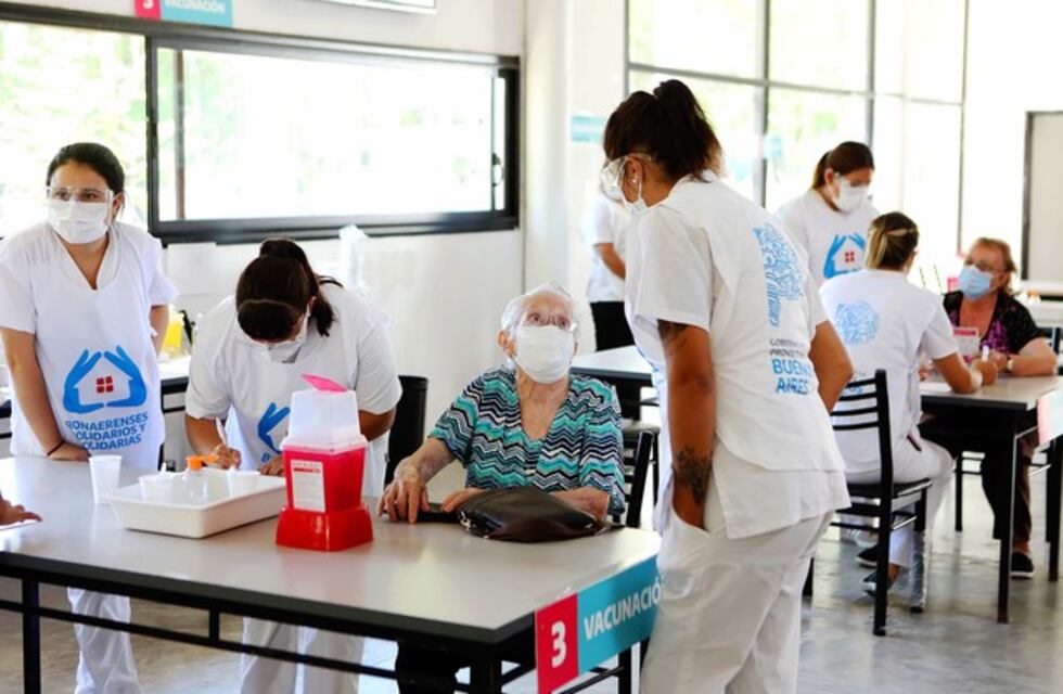 Comenzaron a vacunar a adultos mayores en el comedor de la UNLP