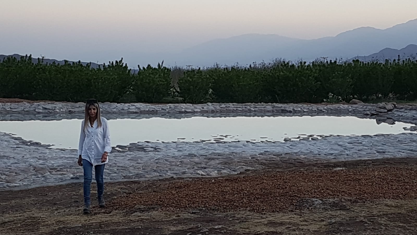 María en la finca donde nacen sus nueces.