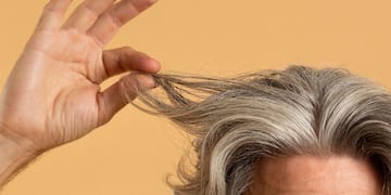 Este truco casero facilita la eliminación de las canas en tu cabello.