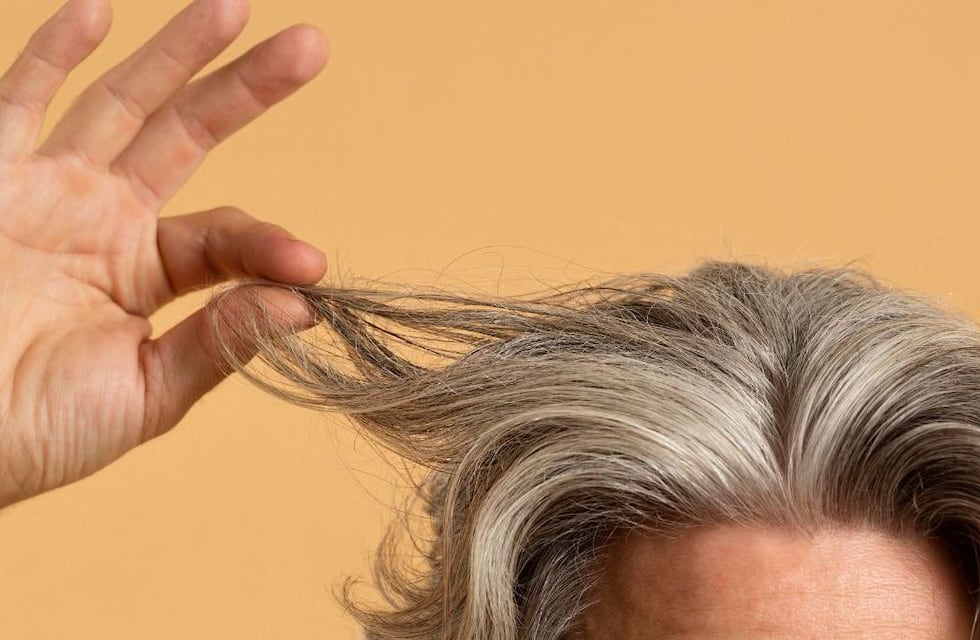 Qué significa dejarse el pelo con canas, según la psicología