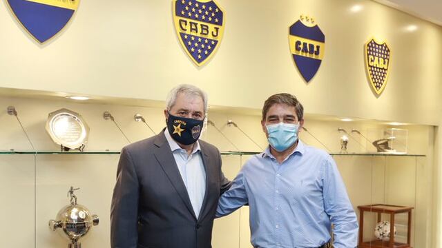 Jorge Ameal firmando el convenio para que el club se convierta en uno de los centros de vacunación contra el COVID-19 para toda la comunidad.