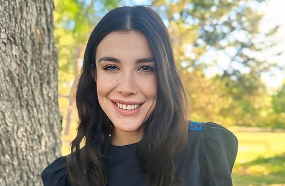 El deslumbrante look de Andrea Rincón para su vuelta a la televisión: colores neutros y un estilo formal