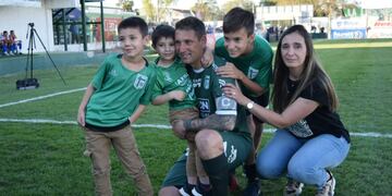 Juan Pablo Francia y su familia, antes de su último partido: el Sportivo Belgrano y Gimnasia y Tiro por el Federal A. (Foto publicada por Diario Sports)