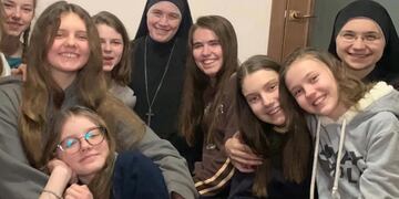 La hermana María Cristiana con un grupo de adolescente a los que ayudan.