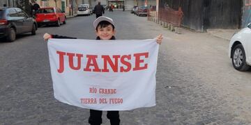 Juanse cumplió su sueño y fue a la cancha de Estudiantes de La Plata.