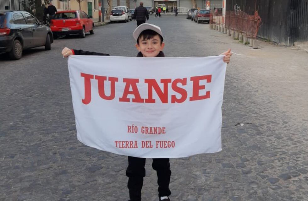 No es solo fútbol: Juan Sebastián viajó desde Tierra del Fuego y cumplió su sueño de ir a la cancha de Estudiantes de La Plata
