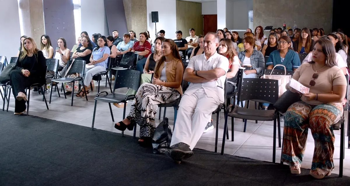 Funcionarios y operadores de las líneas 102, 107 y 911 que asistieron a la jornada desarrollada por la Oficina de Escucha y Protección a Menores de Grooming y Bullying, y la ONG Grooming Argentina, en Jujuy.