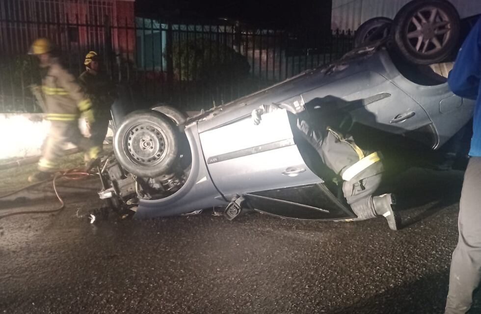 Carlos Paz: perdió el control de su vehículo y terminó volcando en barrio Miguel Muñoz