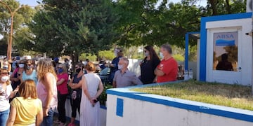 Vecinos de Bahía Blanca se manifestaron frente a la planta de ABSA