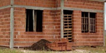 Dos trabajadores fueron sorprendidos en la obra por dos ladrones armados.