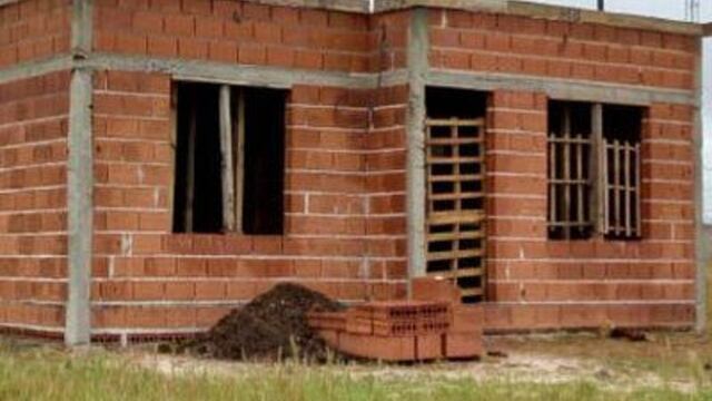 Dos trabajadores fueron sorprendidos en la obra por dos ladrones armados.