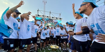 Festejos de los jugadores de Estudiantes de Rio Cuarto por el ascenso a la Primera División. Será local ante Instituto, Belgrano y River. ¿Con el Millo en el Kempes?