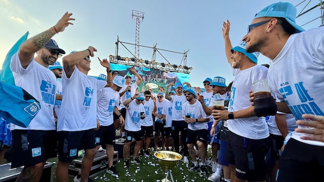 Festejos de los jugadores de Estudiantes de Rio Cuarto por el ascenso a la Primera División. Será local ante Instituto, Belgrano y River. ¿Con el Millo en el Kempes?