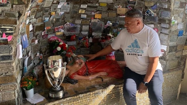 El presidente de la AFA, fiel devoto de la Difunta Correa. (Foto: Twitter)