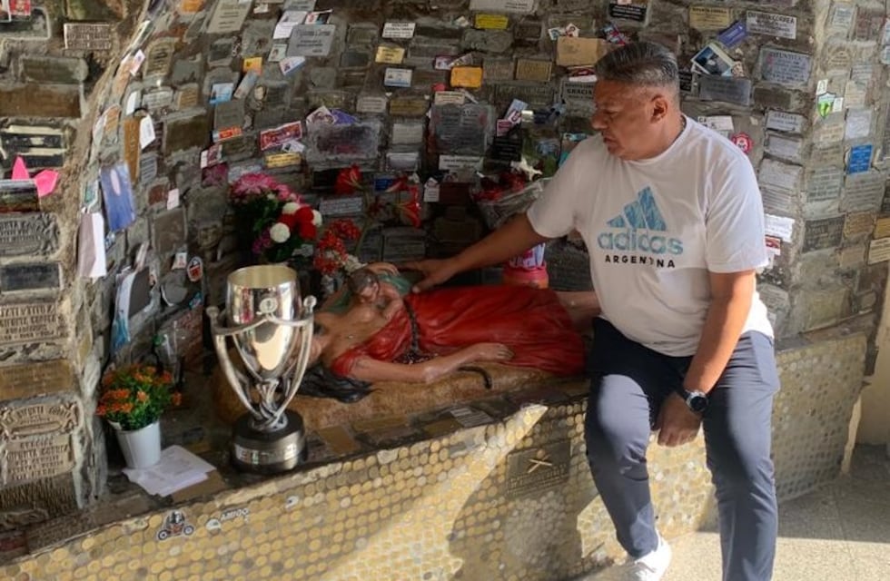 ¿Otra coincidencia que ilusiona a los argentinos? Los números que aparecen en una foto del Chiqui Tapia con la Difunta Correa