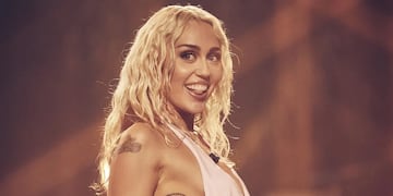 Miley Cyrus revolucionó Instagram con un body total black y transparencias ultra sexy