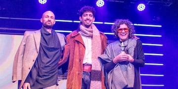 Mery Murúa recibiendo la estatuilla a la mejor canción de folklore en los Premios Gardel 2024.