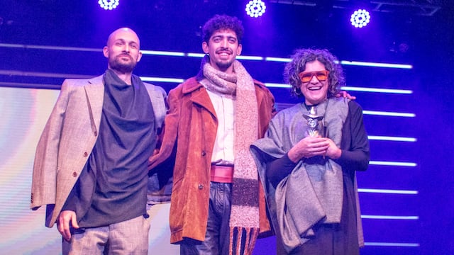 Mery Murúa recibiendo la estatuilla a la mejor canción de folklore en los Premios Gardel 2024.