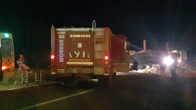 Choque frontal entre un camión una Fiat Ducato en la que escapaba un hombre denunciado por abusar de la nieta. Foto gentileza Fm Viñas.