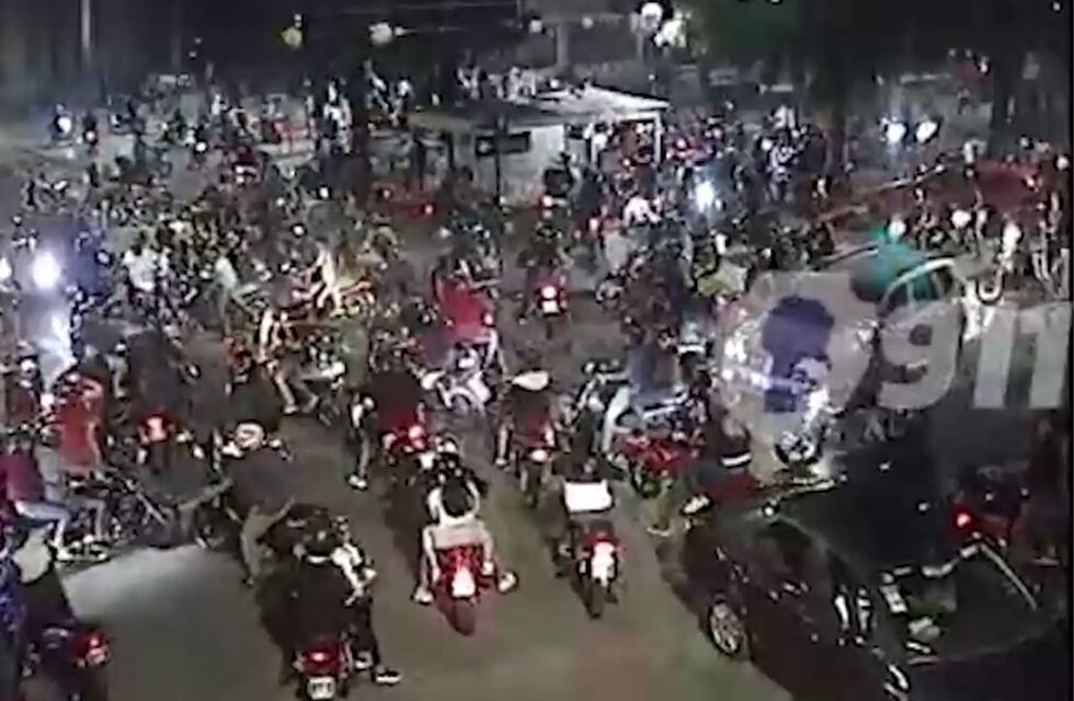 Video: policías de Córdoba se enfrentan a una verdadera marea de motociclistas