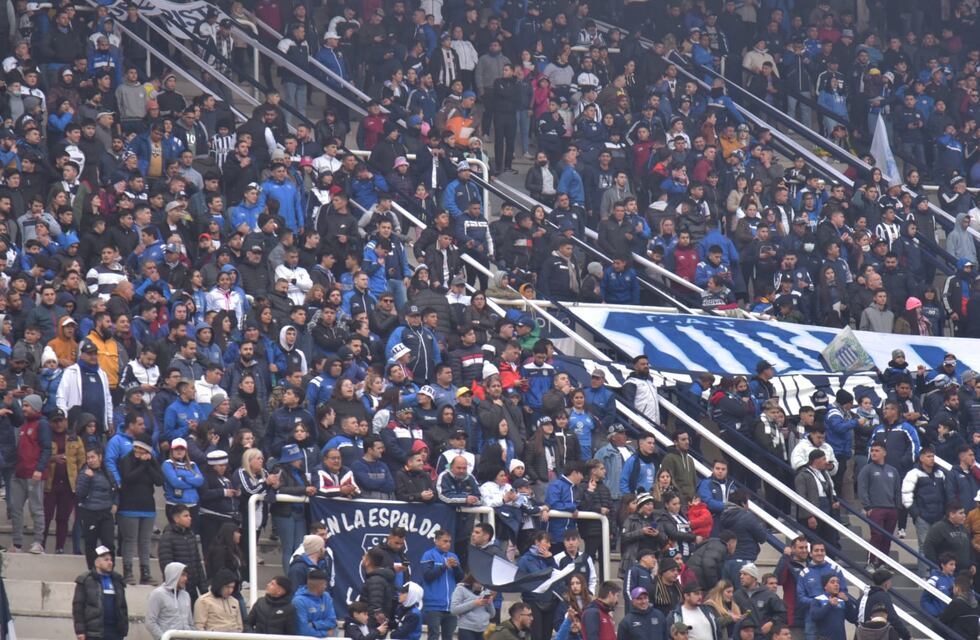 Una hinchada heroica: Batman y Spiderman se cruzaron en el Kempes alentando a Talleres