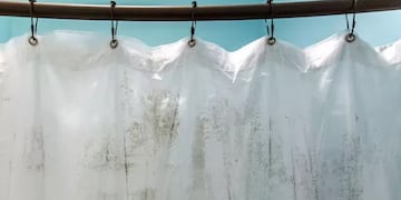 El vinagre blanco es el aliado ideal para mantener las cortinas de baño limpias y libres de humedad.