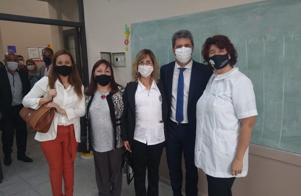 Uñac inauguró una escuela en Caucete y celebró el inicio de clases presenciales