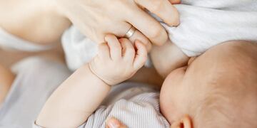 Durante el periodo de lactancia, con la leche materna alcanza para mantener al bebé hidratado.