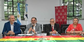 "Estamos reforzando permanentemente  el vínculo con Bolivia", resaltó el intendente Jorge al recibir al representante de la fundación "Mil Milenios de Paz", Marcos Aguilera Fierro, a quien reconoció como un referente de la paz en América Latina.