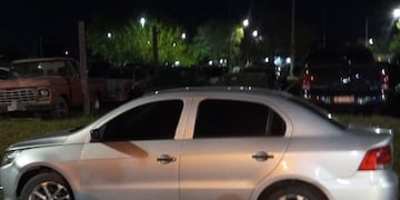 El conductor de un Volkswagen Voyage impactó de frente contra un Chevrolet Prisma.