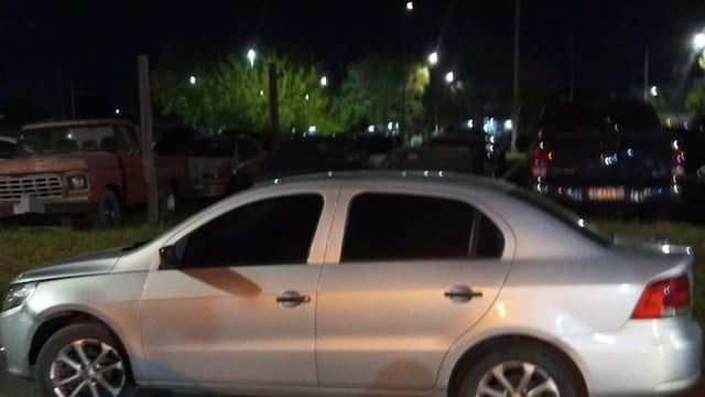 El conductor de un Volkswagen Voyage impactó de frente contra un Chevrolet Prisma.