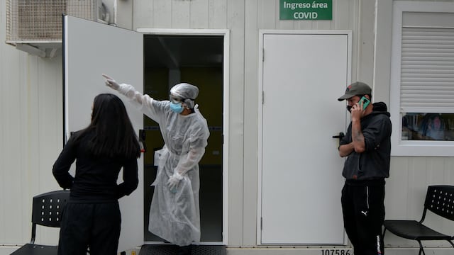 Mendoza. 07 marzo de 2021 Sociedad
Continuan los testeos de Covid 19 en el Hospital Del carmen, de Godoy Cruz.
coronavirus, pandemia, hospitales, salud, medico, enfermero, hisopado, Covid , casos positivos, test
Foto: Orlando Pelichotti / Los Andes