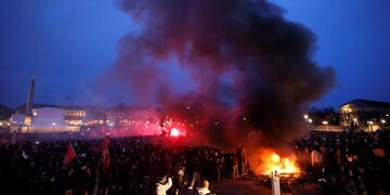 Protesta contra el proyecto de ley de reforma de las pensiones en la Plaza de la Concordia, cerca de Asamblea Nacional de Francia, en París. (AP/Thomas Padilla)