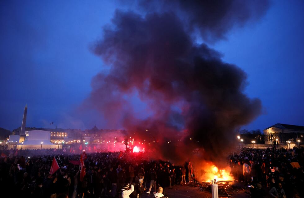 Tensión e indignación en Francia: 310 detenidos por protestas contra la reforma de las pensiones